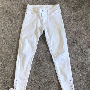White Levi’s 711 Jeans